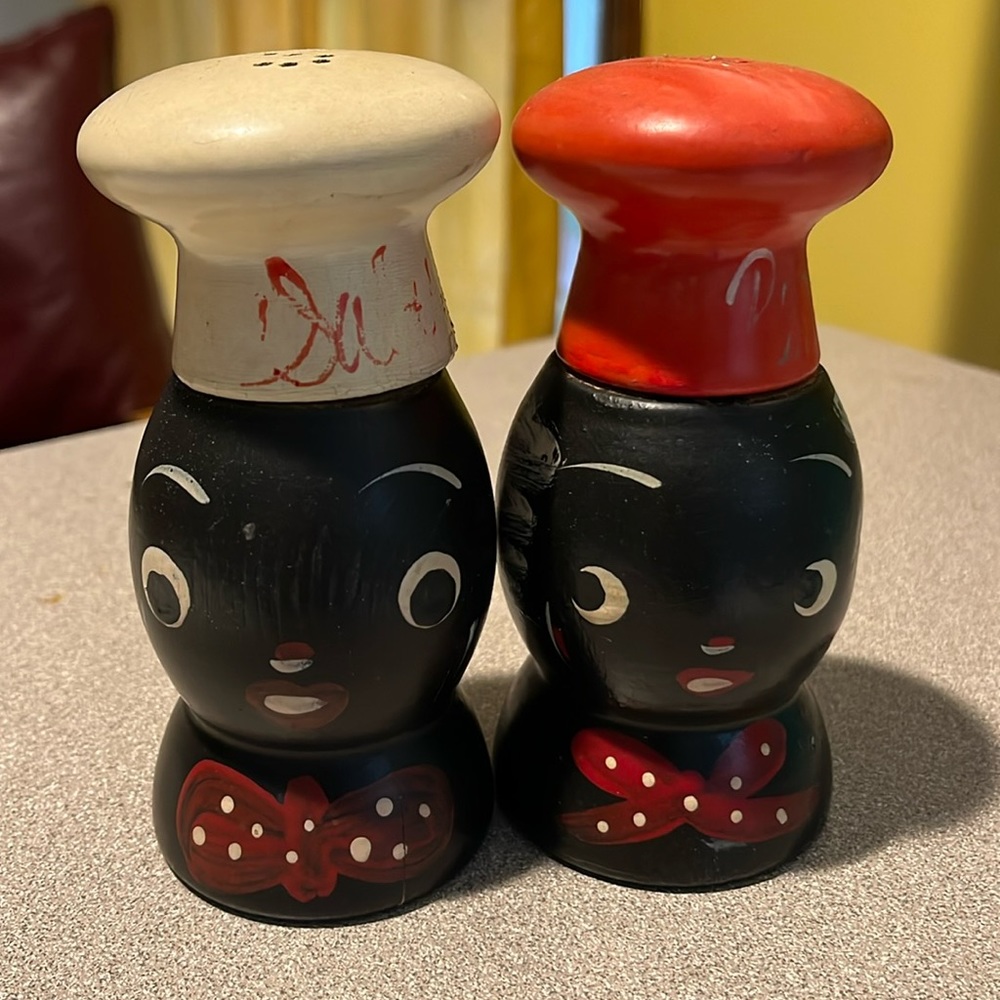 VINTAGE BLACK AMERICANA WOOD "SALTY & PEPPY" SALT & PEPPER SHAKERS, JAPAN